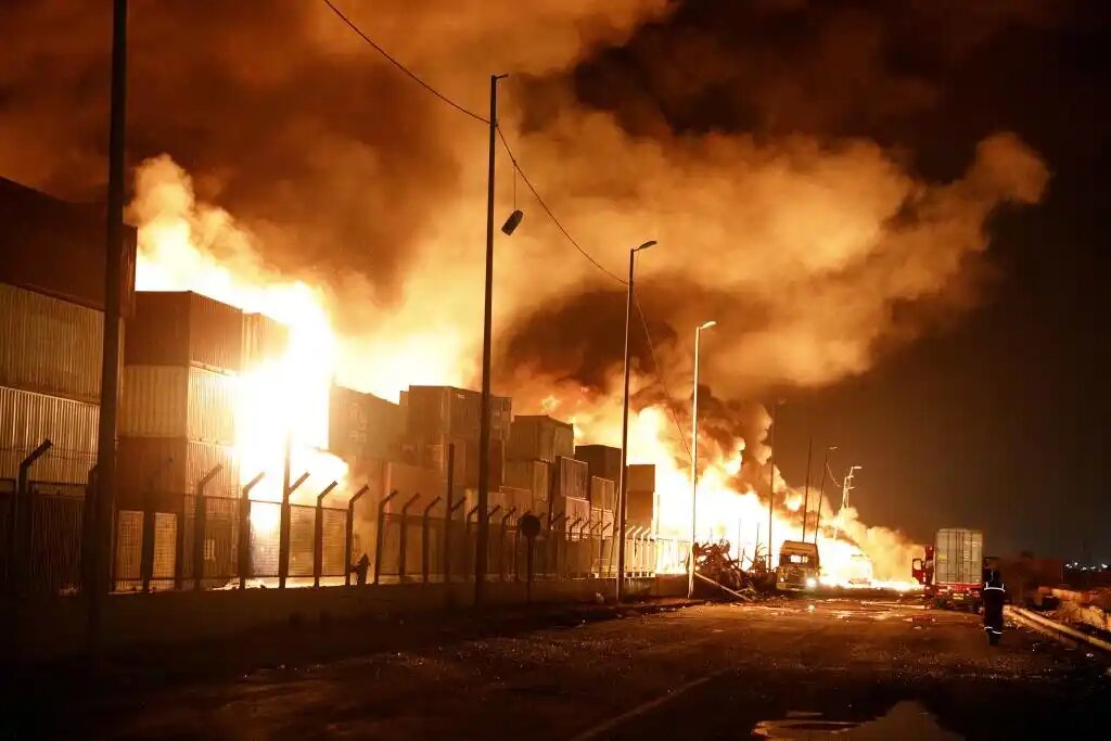 	2025全球航运危机：伊朗港口爆炸、运河紧张局势及市场变化 - 4月28日更新